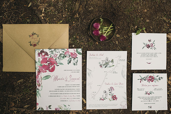 Invitación de boda con flores burdeos en acuarela